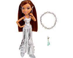 MGA Bratz Charmz modepop Yasmin met bedelarmband en accessoires.