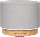 Lichtgrijze betonnen aromadiffuser met witte rand en houten voet met logo 'GEURWOLKJE'.