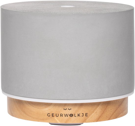 Lichtgrijze betonnen aromadiffuser met witte rand en houten voet met logo 'GEURWOLKJE'.