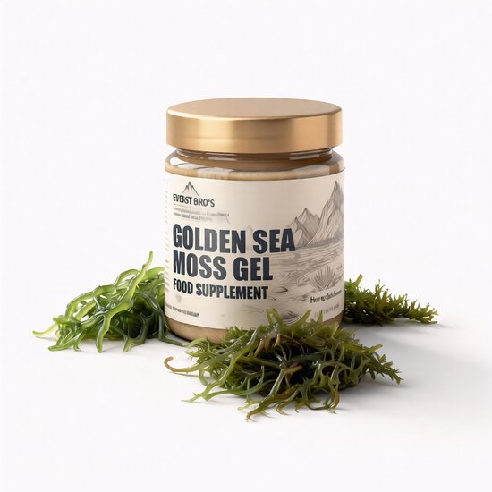 Pot "Golden Sea Moss Gel" van Everest Bro's met gouden dop, omringd door groen zeewier op witte achtergrond.
