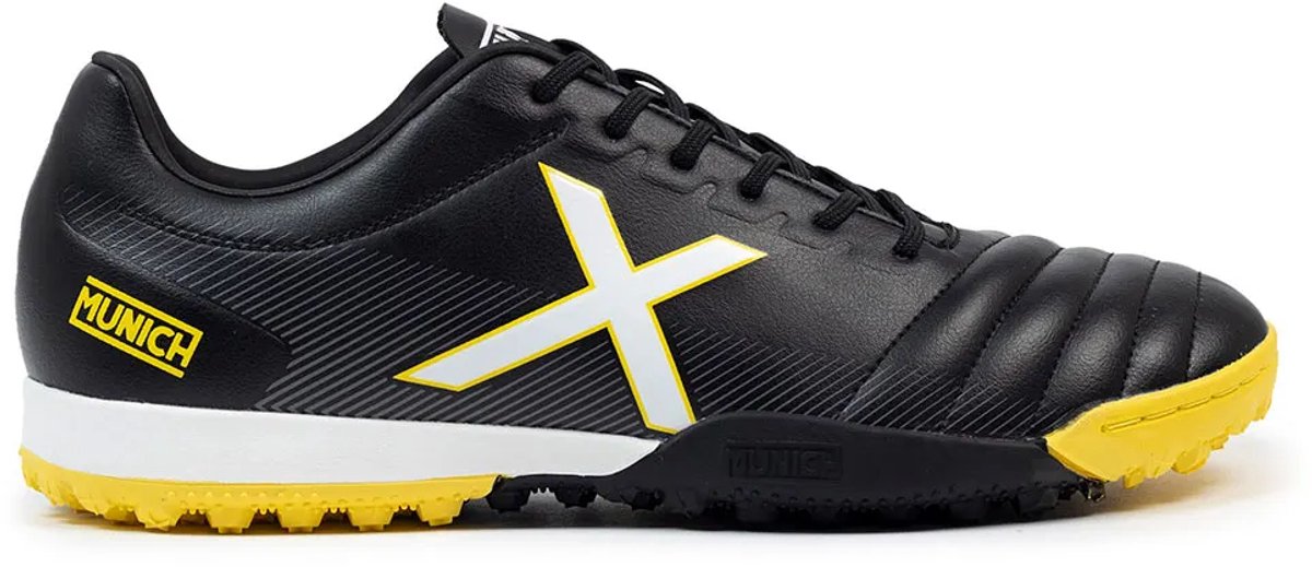Zwarte Munich Arenga Turf voetbalschoenen voor mannen, EU 46, met gele en witte accenten en een gestroomlijnd ontwerp.
