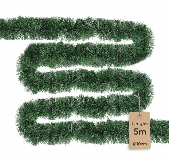 Een donkergroene kerstguirlande van 5 meter lang en 10cm diameter, opgerold in een S-vorm.