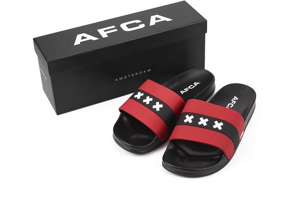 Zwarte AFCA doos met 'AMSTERDAM' tekst, naast een paar zwarte slippers met rode banden en witte 'X' symbolen.