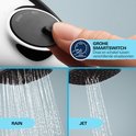 Vinger bedient de GROHE SMARTSWITCH op een douchekop, met weergave van 'RAIN' en 'JET' straal.