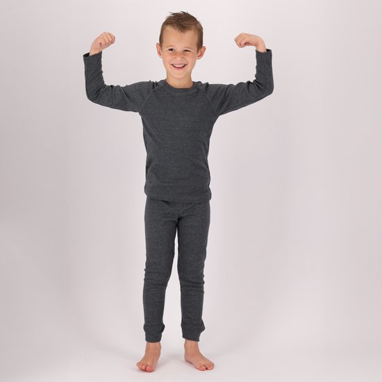 Jongen in donkergrijze thermobroek en shirt, spieren tonend.