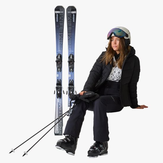 Model met skiuitrusting: ski's, stokken, helm, bril, jas en broek.