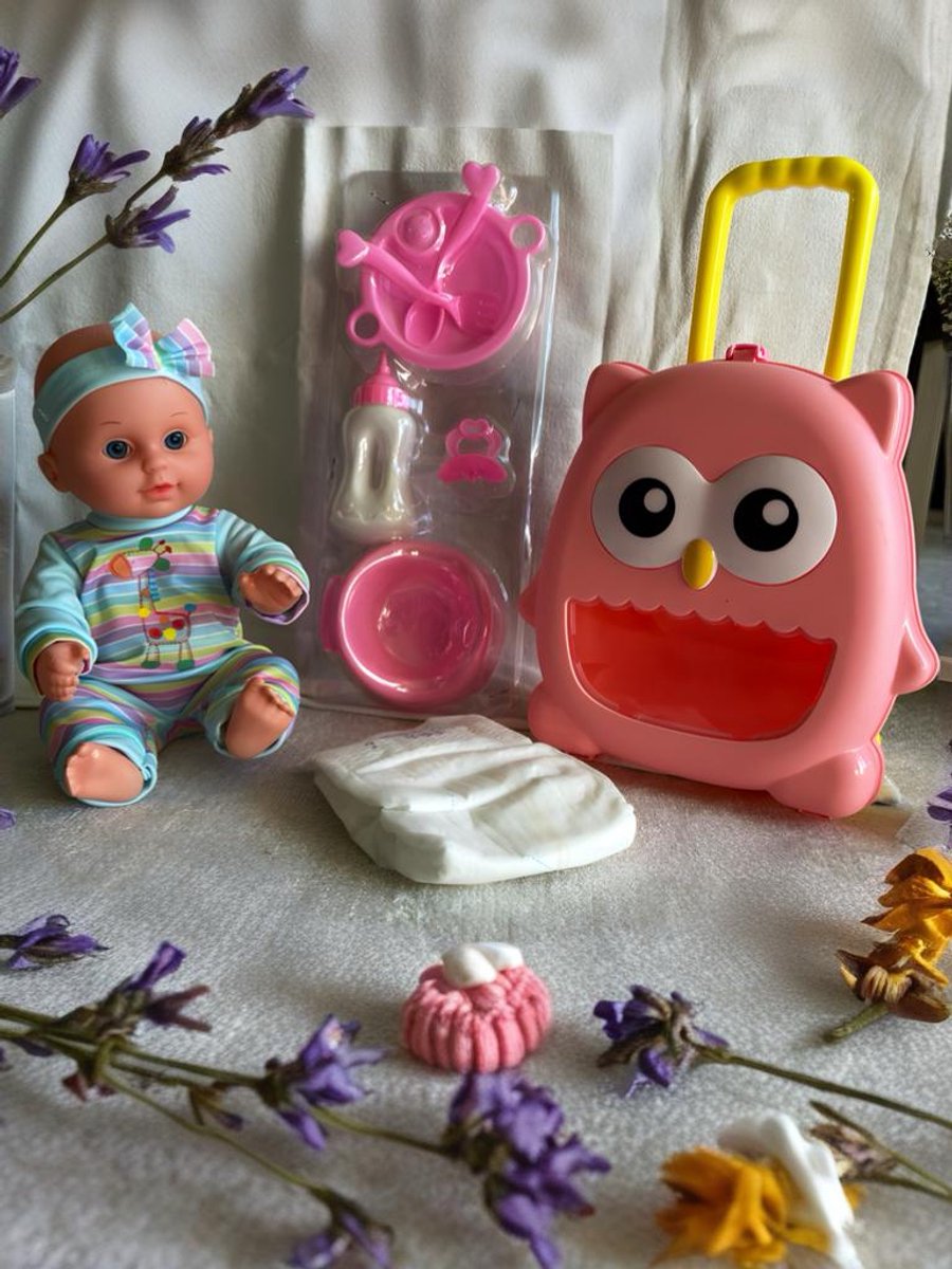 Poppenset met trolley - 10-delig - Inclusief pop, pamper, papfles, bordje, bestek en potje - Gebruiksvriendelijk en Compact
