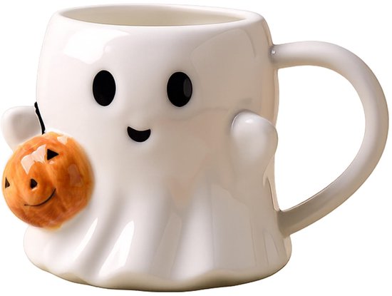 Witte keramische mok in de vorm van een geest met een schattig gezicht en een pompoen in de hand, staand op een witte achtergrond.