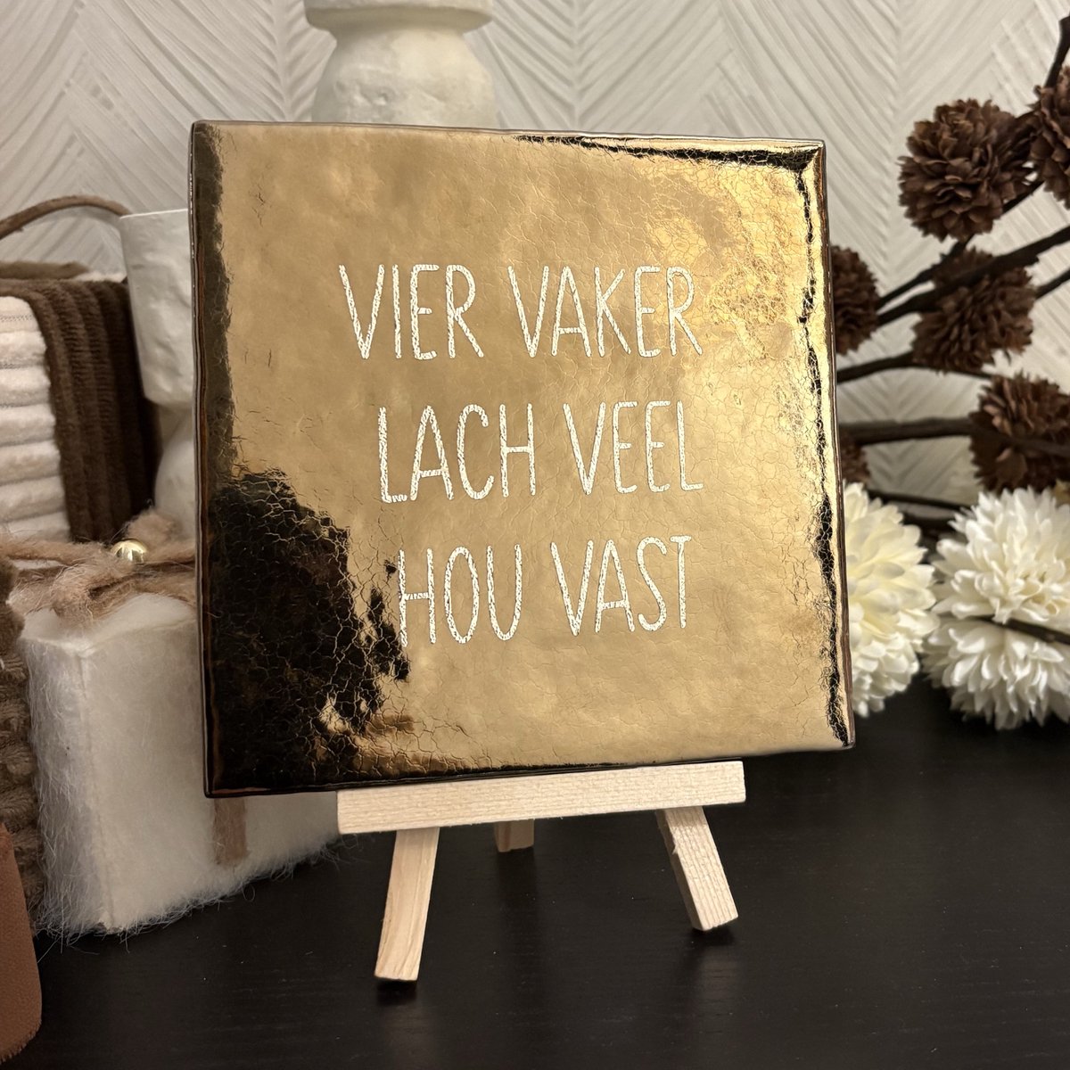 Hartjespost | Tegeltje Vier vaker lach veel hou vast, goud, goud | schoencadeautjes sinterklaas | tegeltjes met tekst | spreuktegel | tegeltjeswijsheden | cadeau | Christmas | Xmas | kerstmis | decoratie kerst | 13x13