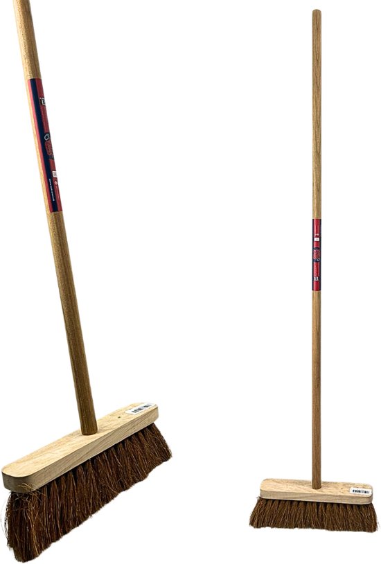 Een bezem met houten steel en kokosvezels, van de voorkant en schuin gezien.