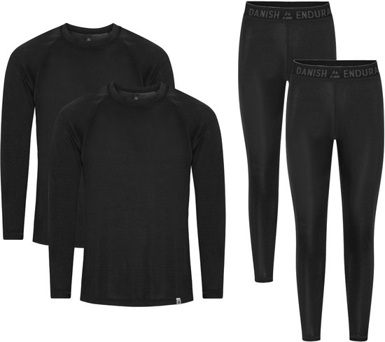 Een zwarte lange mouw thermoshirt en een thermolegging met merklogo.