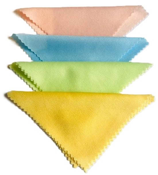 Vier rechthoekige microvezeldoekjes gestapeld in pastelkleuren: roze, blauw, groen en geel.
