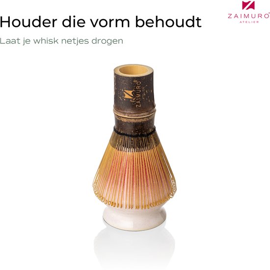 Donker bamboe whisk met roze en witte houder, behoudt de vorm. Zaimuro Atelier.