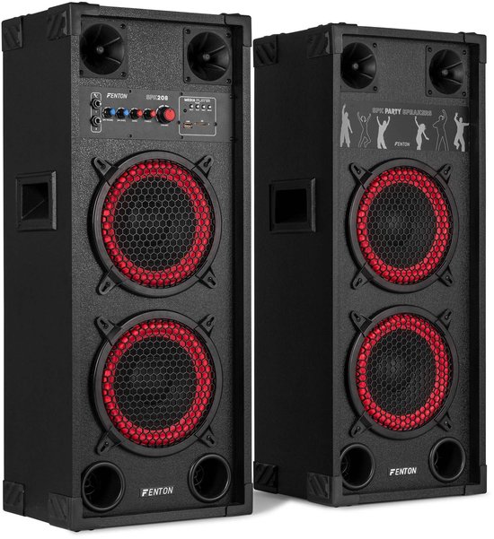 Twee zwarte Fenton SPK208 party speakers met elk twee 8-inch woofers met rode ringen.
