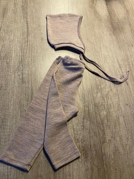 Setje van taupe merinowol, bestaande uit een muts met striklint en een broekje. De stof heeft een fijne textuur.