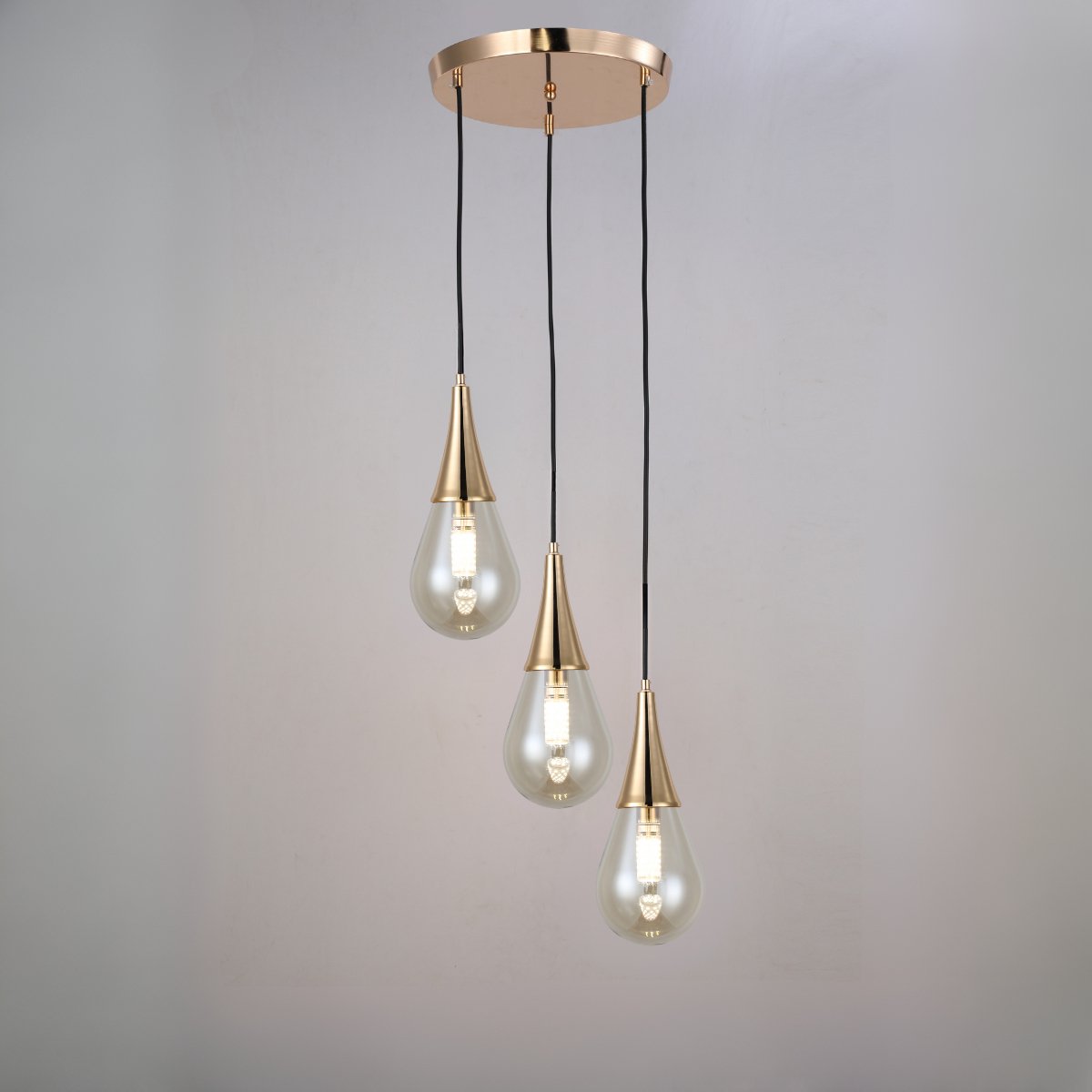 Hanglamp met 3 lichtpunten, amber kleur glazen en ronde plaat