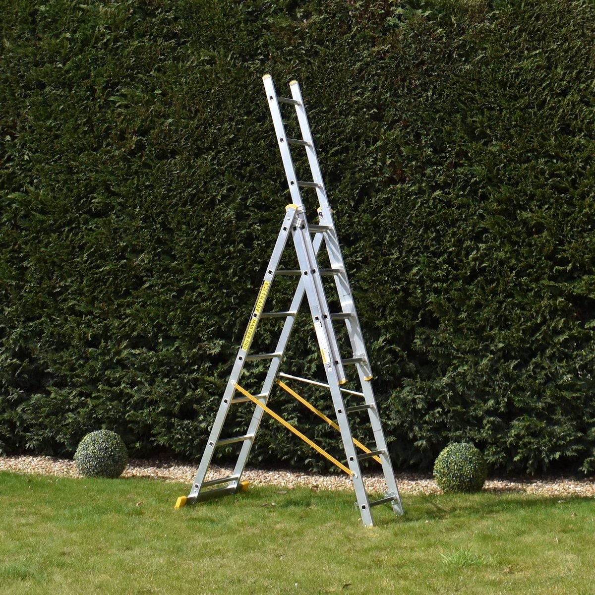 Trade Master Pro® 3-delige Reformladder – 7 Treden – 150 kg Draagvermogen – EN131 Professioneel-gecertificeerd – Antisliptreden – Auto-vergrendel Clips – Lichtgewicht Aluminium Ladder