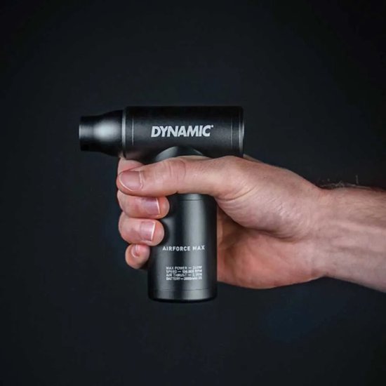 Een hand houdt de zwarte, compacte 'Airforce Max' blower vast.