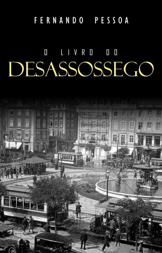 Boek 'O Livro do Desassossego' van Fernando Pessoa met een zwart omslag en een historische afbeelding van een plein met trams.