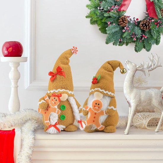 Twee kerstkabouters met gingerbread-thema, versierd op een schoorsteenmantel met kerstkrans.