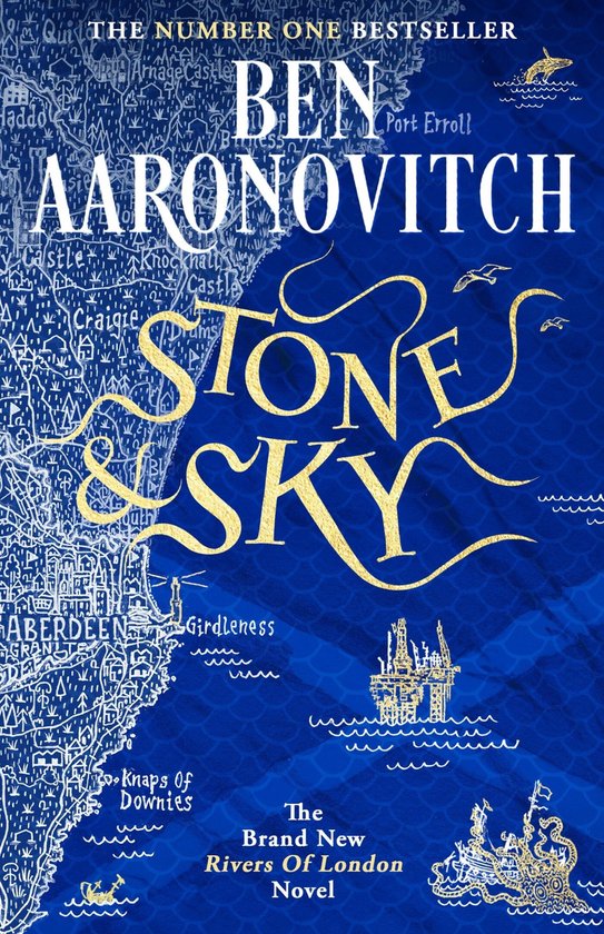 Het omslag van het boek 'Rivers of London: Stone and Sky' van Ben Aaronovitch, met blauwe marmeren textuur, gouden letters, een kaart van Schotland en een olietoren.