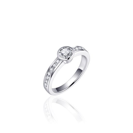 Bague en argent avec un zircon central serti clos et de petites pierres sur l'anneau.