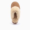 Bovenkant van een cognac suède slipper met dikke, romige schapenwollen voering.