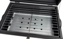 Dichtbij detail van een zwart metalen grillrooster met een metalen plaat met gaten eronder, in een opengeklapte zwarte BBQ.