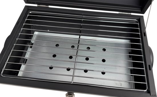 Dichtbij detail van een zwart metalen grillrooster met een metalen plaat met gaten eronder, in een opengeklapte zwarte BBQ.