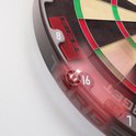 Gedetailleerd zicht op de zijkant van een dartbord met de nummers 8 en 16. De rode, doorschijnende laag met het 'TARGET' logo is zichtbaar.