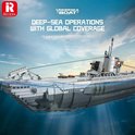 Grijze en witte onderzeeër met grijze romp, gedeeltelijk onder water, met de tekst 'Deep-Sea Operations with Global Coverage'.