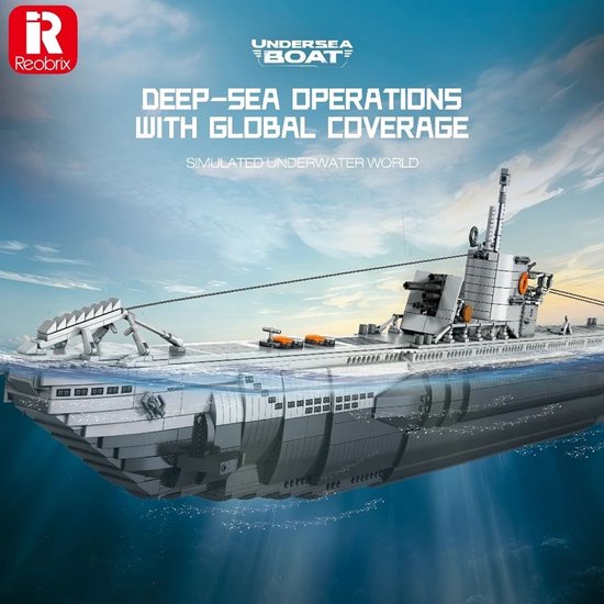 Grijze en witte onderzeeër met grijze romp, gedeeltelijk onder water, met de tekst 'Deep-Sea Operations with Global Coverage'.