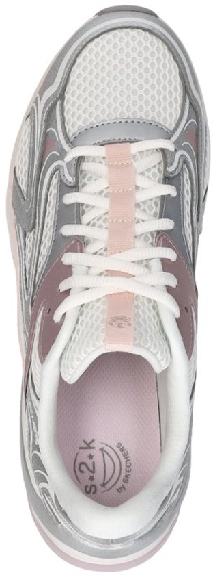Dames sneaker in wit met roze en zilveren accenten, vetersluiting.