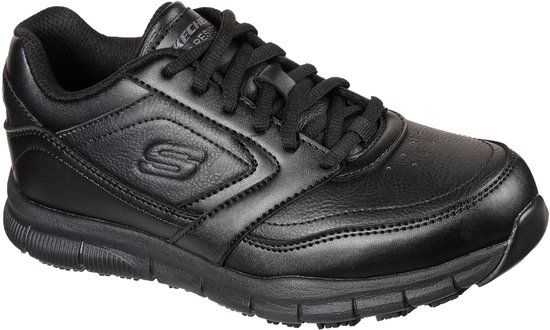 Zwarte Skechers veterschoen met S-logo op de zijkant en slipbestendige zool.