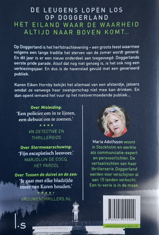 Boekomslag met titel 'De leugens lopen los op Doggerland'. Tekst over het verhaal, recensies en de auteur Maria Adolfsson. Een foto van Maria Adolfsson.