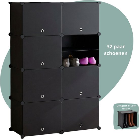 Étagère à chaussures modulaire noire de 8 hauteurs avec 32 paires de chaussures, avec quelques compartiments ouverts.