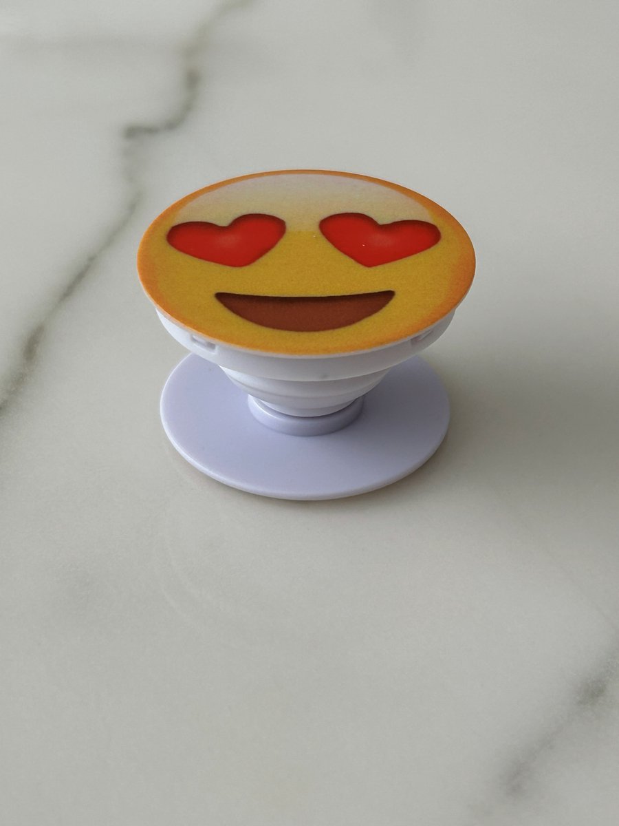 Telefoon Grip & Stand – Universele Smartphone Houder - Verliefde Smiley – Opvouwbaar & 360° Draaibaar – Past op Elke Telefoon of Hoesje - Smiley met Hartjes Ogen - geel-oranje