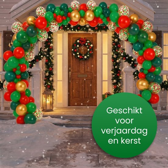 Une arche de ballons de Noël rouge, verte et dorée décore une maison avec des décorations de Noël.