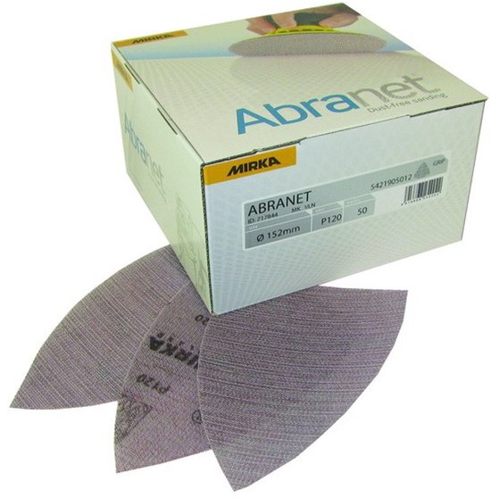 Une boîte de papier abrasif Mirka Abranet et trois feuilles abrasives triangulaires détachées.