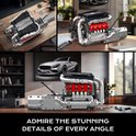 Gedetailleerde LEGO Technic V8 motor met rode cilinders en chromen uitlaten, op een houten tafel.