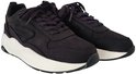 Paar zwarte HUB sneakers met witte zolen en veters.
