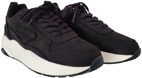 Paar zwarte HUB sneakers met witte zolen en veters.
