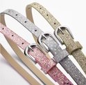 Drie smalle glitter riemen in het roze, zilver en goudkleurig met zilverkleurige gespen.