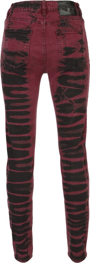 Achterkant van een rode skinny jeans met zwarte batikprint.