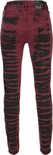 Achterkant van een rode skinny jeans met zwarte batikprint.