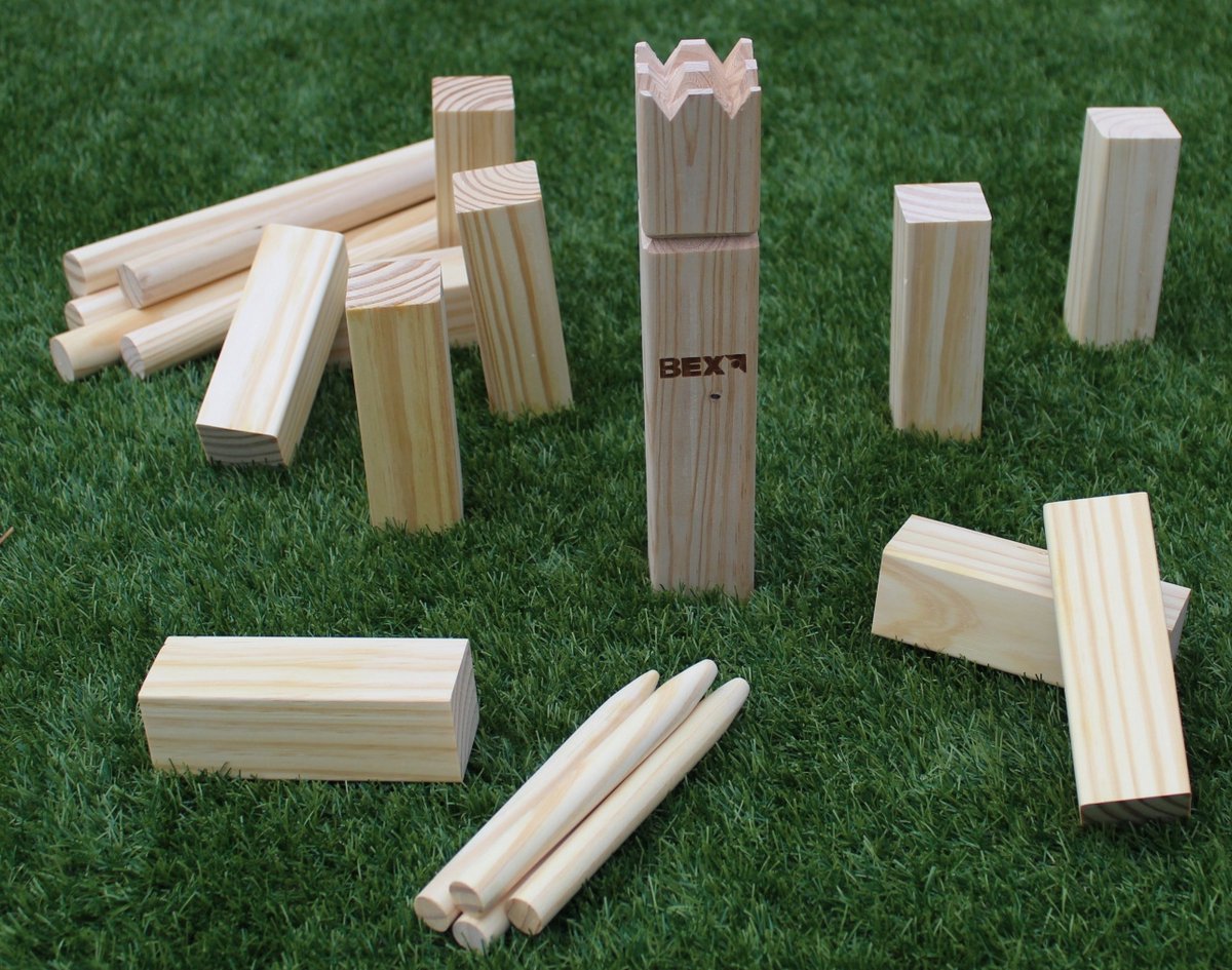Bex Kubb Basic – Zweeds Vikingschaak – Toegankelijk Buitenspel – FSC Grenenhout – Koning Met Houtkleurige Kroon – Vanaf 8 Jaar – Inclusief Opbergnet Met Trekkoord — afbeelding 8