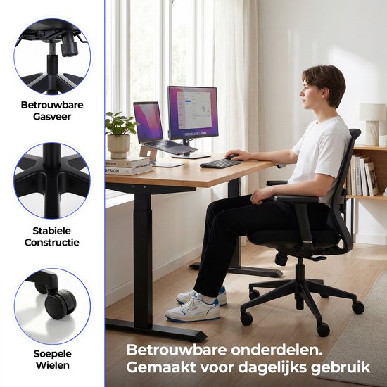 Jonge man zit op een zwarte bureaustoel aan een bureau. Stoel heeft betrouwbare onderdelen zoals gasveer, stabiele constructie en soepele wielen.