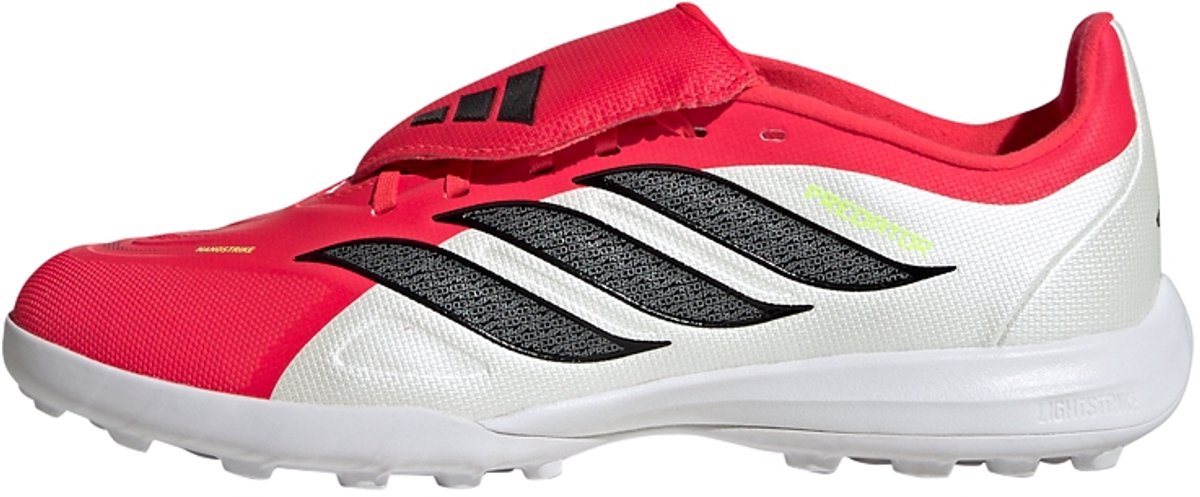 Rode adidas Predator League voetbalschoenen voor kinderen met opklapbare tong en zwarte strepen, ontworpen voor turfvelden.