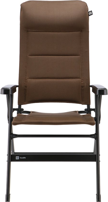 Vooraanzicht van een bruine campingstoel met hoog comfortabel hoofdsteun en zwart frame.