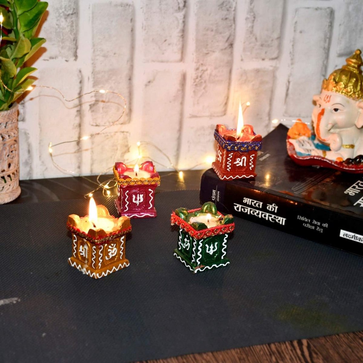 Tulsi Diya Set van 4 Handgemaakte Terracotta Lampjes voor Diwali en Pooja Decoratie